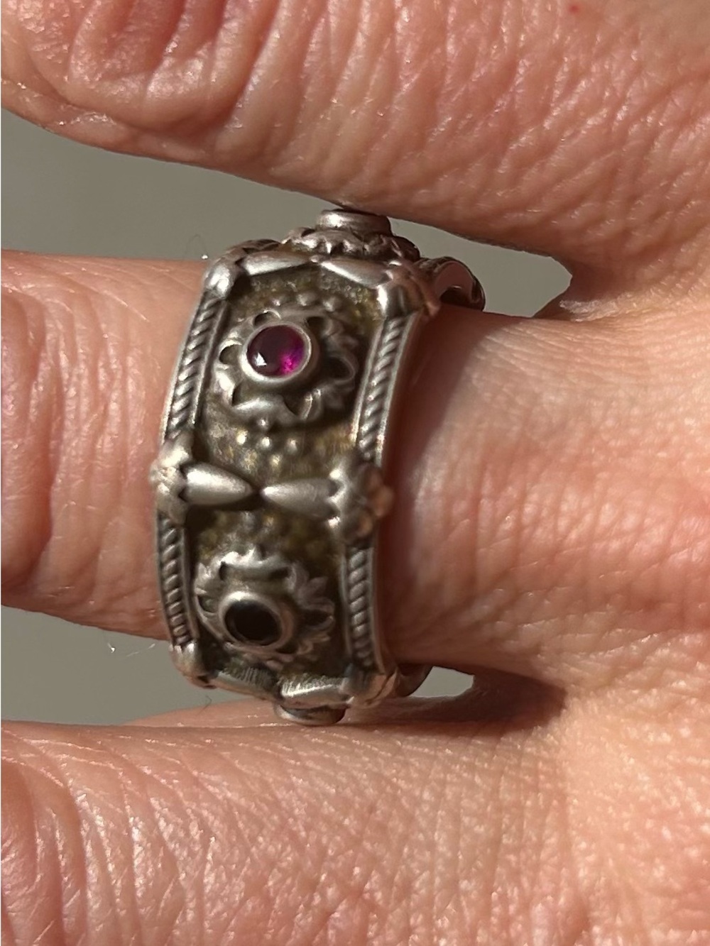 NWOT Sterling Silver Celtic Ring with Garnet and Onyx Stone Accents